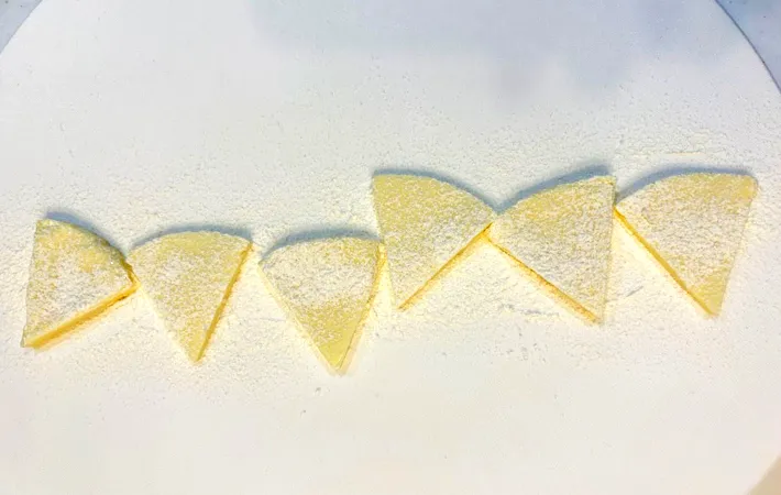 『「6Pチーズ」としその葉の天ぷら』を作る写真（撮影：エニママ）