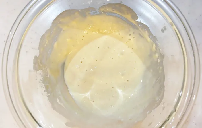 『「6Pチーズ」としその葉の天ぷら』を作る写真（撮影：エニママ）