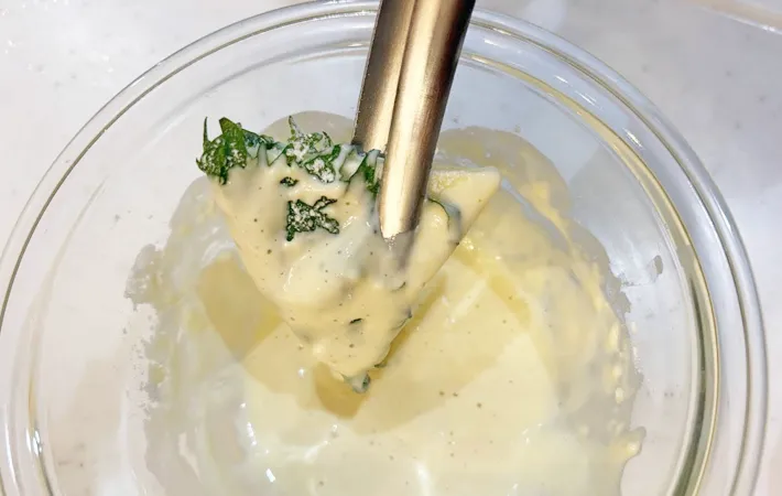 『「6Pチーズ」としその葉の天ぷら』を作る写真（撮影：エニママ）