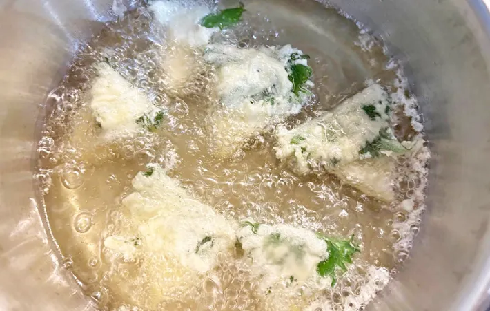 『「6Pチーズ」としその葉の天ぷら』を作る写真（撮影：エニママ）