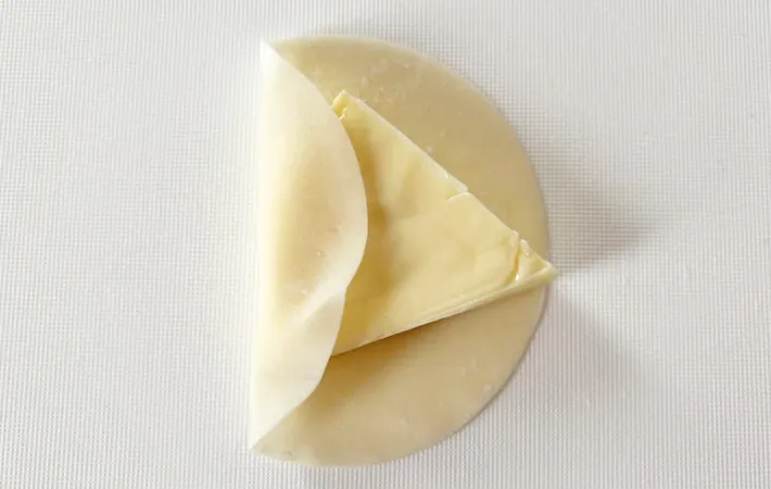 『「６Ｐチーズ」のパリパリホットおつまみ』を作る写真（撮影：エニママ）