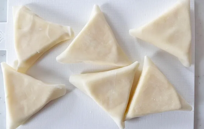 『「６Ｐチーズ」のパリパリホットおつまみ』を作る写真（撮影：エニママ）