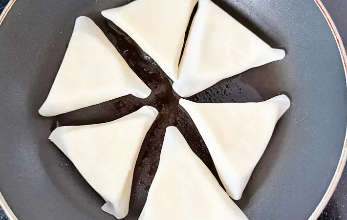 『「６Ｐチーズ」のパリパリホットおつまみ』を作る写真（撮影：エニママ）