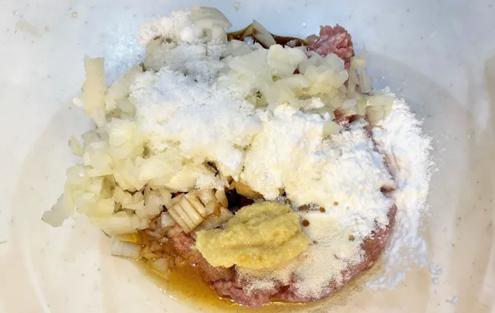 『レンチンシュウマイ』の肉だねを作る写真（撮影：エニママ）