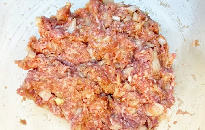 『レンチンシュウマイ』の肉だねを作る写真（撮影：エニママ）