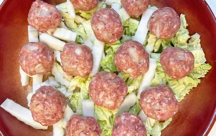 『レンチンシュウマイ』の肉だねを並べた写真（撮影：エニママ）