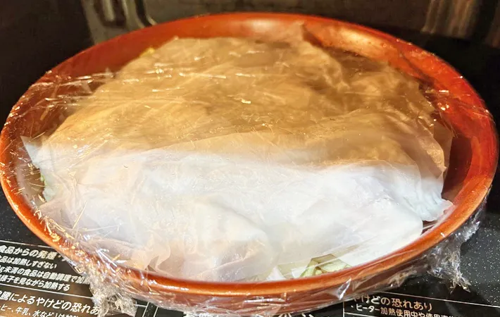 『レンチンシュウマイ』を電子レンジで加熱する写真（撮影：エニママ）