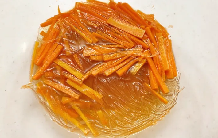 『レンジでカンタン！春雨サラダ』を作る写真（撮影：エニママ）