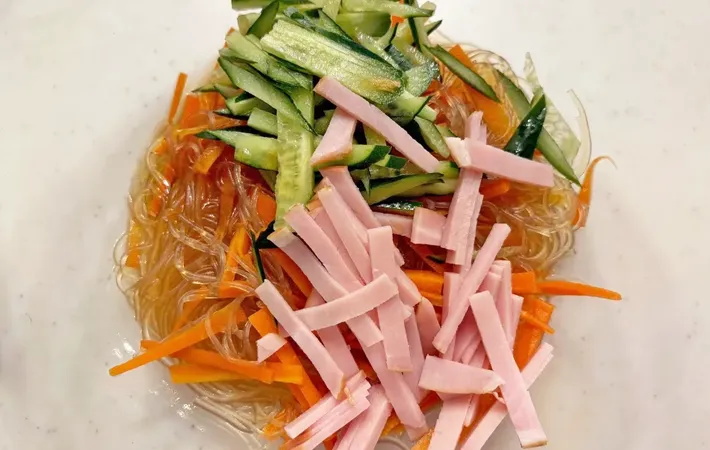 『レンジでカンタン！春雨サラダ』を作る写真（撮影：エニママ）