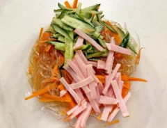 『レンジでカンタン！春雨サラダ』を作る写真（撮影：エニママ）