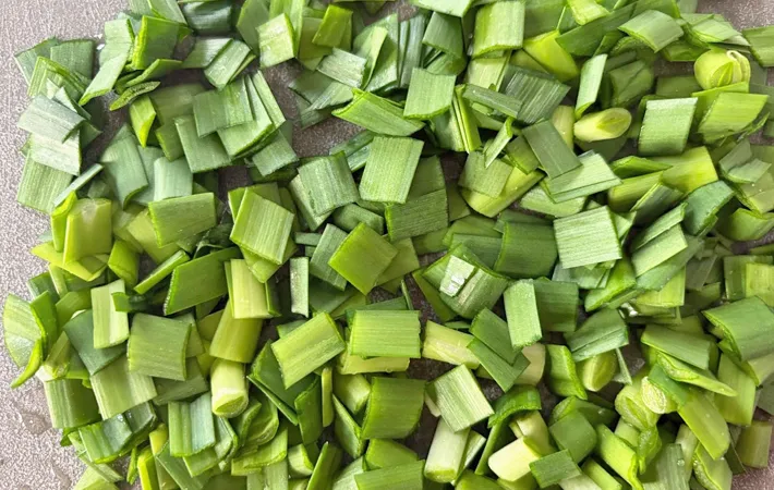 『レンジでお手軽！スコップ餃子』を作る写真（撮影：エニママ）