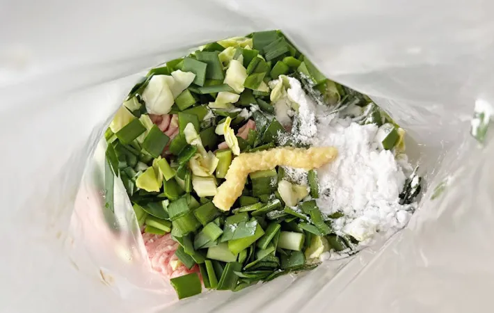 『レンジでお手軽！スコップ餃子』を作る写真（撮影：エニママ）