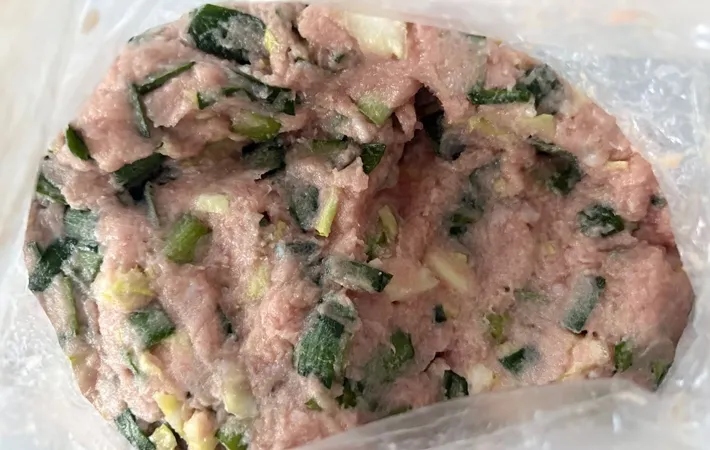 『レンジでお手軽！スコップ餃子』を作る写真（撮影：エニママ）