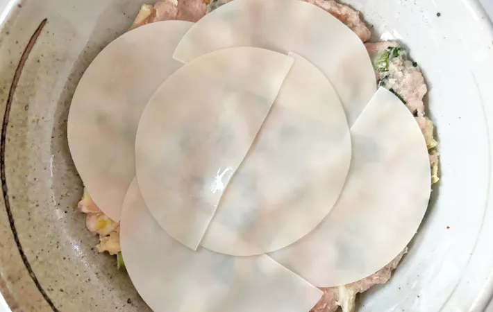 『レンジでお手軽！スコップ餃子』を作る写真（撮影：エニママ）