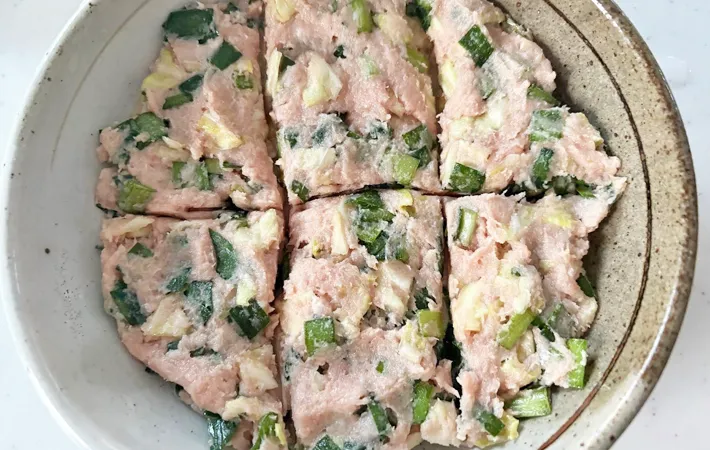 『レンジでお手軽！スコップ餃子』を作る写真（撮影：エニママ）