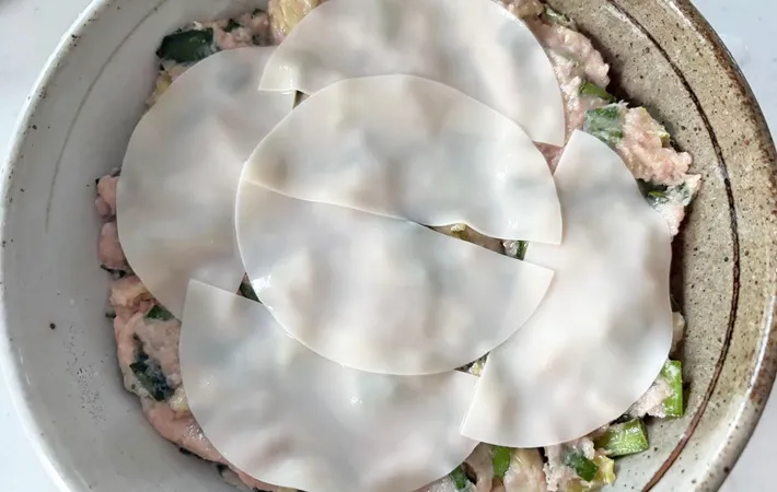 『レンジでお手軽！スコップ餃子』を作る写真（撮影：エニママ）