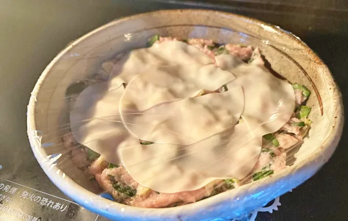 『レンジでお手軽！スコップ餃子』を作る写真（撮影：エニママ）