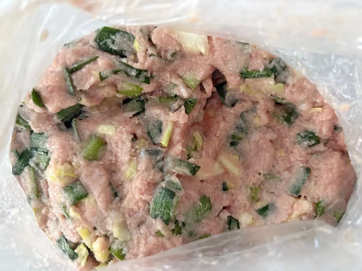 『レンジでお手軽!スコップ餃子』を作る写真(撮影:エニママ)