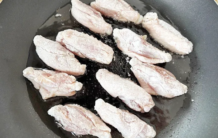 『カリカリチキンバー』の手羽元を揚げ焼きにする写真（撮影：エニママ）