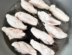 『カリカリチキンバー』の手羽元を揚げ焼きにする写真（撮影：エニママ）