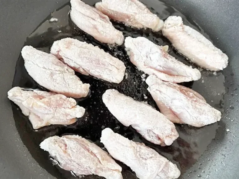 『カリカリチキンバー』の手羽元を揚げ焼きにする写真（撮影：エニママ）