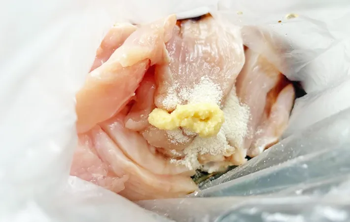 『鶏のゴマ焼き』を作る写真（撮影：エニママ）