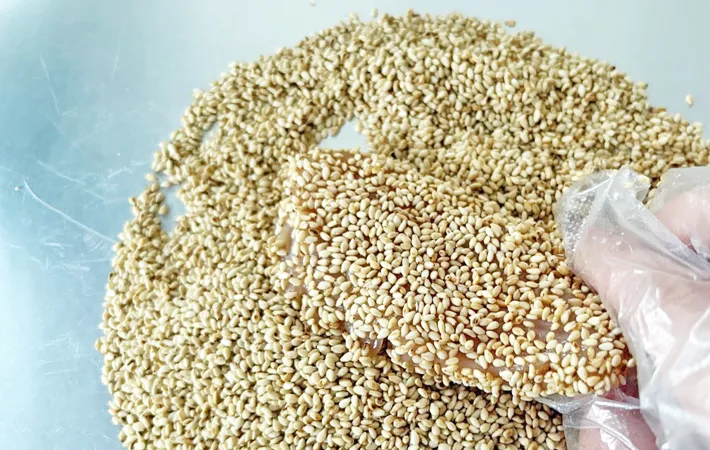 『鶏のゴマ焼き』を作る写真（撮影：エニママ）