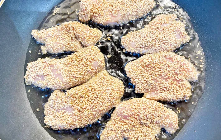 『鶏のゴマ焼き』を作る写真（撮影：エニママ）