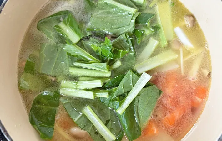 『身体ポカポカ鶏汁』を作る写真（撮影：エニママ）