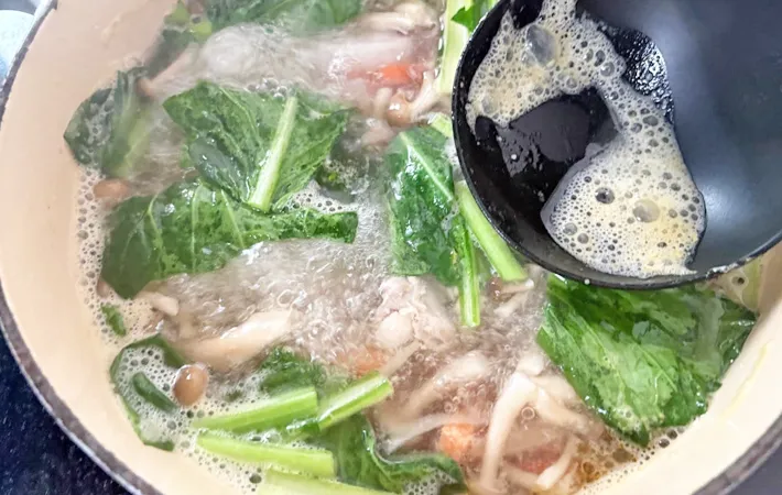 『身体ポカポカ鶏汁』を作る写真（撮影：エニママ）