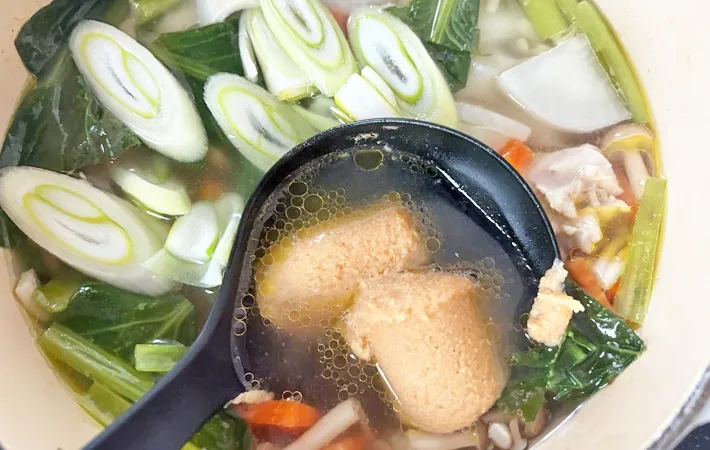 『身体ポカポカ鶏汁』を作る写真（撮影：エニママ）