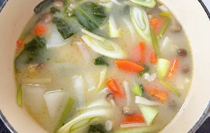 『身体ポカポカ鶏汁』を作る写真（撮影：エニママ）