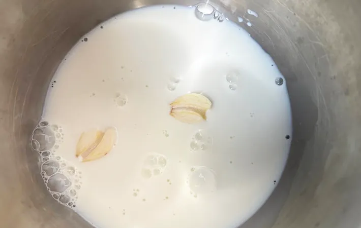 『ニンニクのゆでこぼし』をする写真（撮影：エニママ）