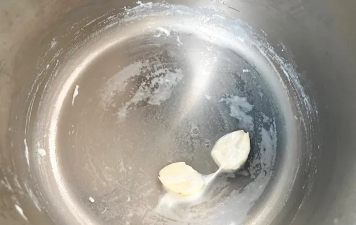『ニンニクのゆでこぼし』をする写真（撮影：エニママ）