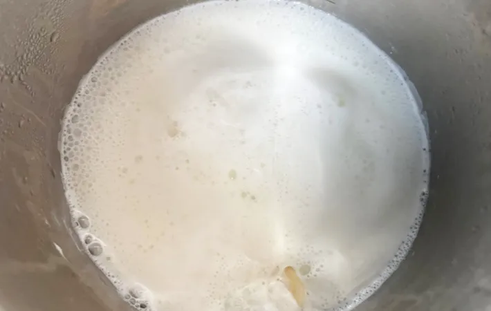 『ニンニクのゆでこぼし』をする写真（撮影：エニママ）