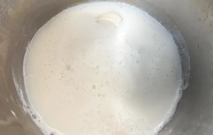 『ニンニクのゆでこぼし』をする写真（撮影：エニママ）