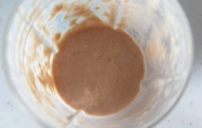 『ニンニクのディップ』を作る写真（撮影：エニママ）