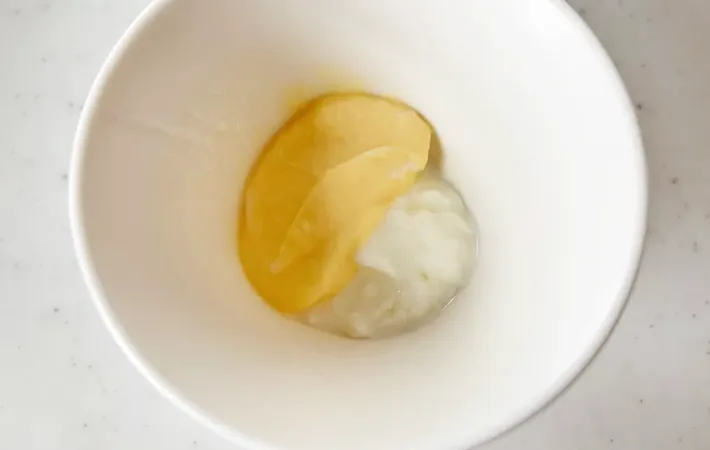 『ヨーグルト入りマヨネーズ』を作る写真（撮影：エニママ）