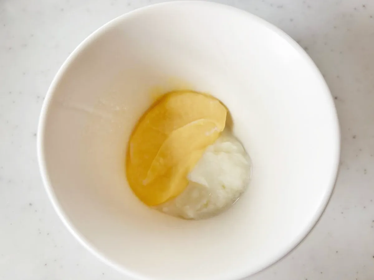 『ヨーグルト入りマヨネーズ』を作る写真(撮影:エニママ)