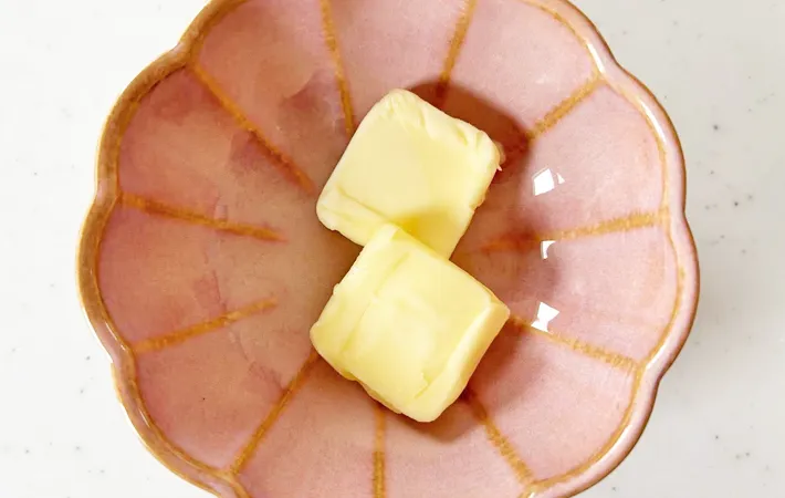 『塩バタートースト』を作る写真（撮影：エニママ）