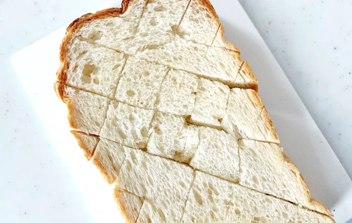 『塩バタートースト』を作る写真（撮影：エニママ）