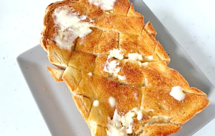 『塩バタートースト』の完成写真（撮影：エニママ）