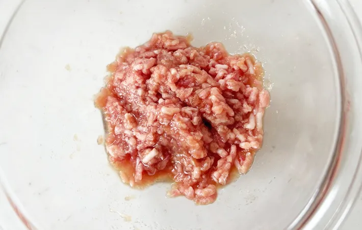 『ひき肉入り玉子焼き』を作る写真（撮影：エニママ）