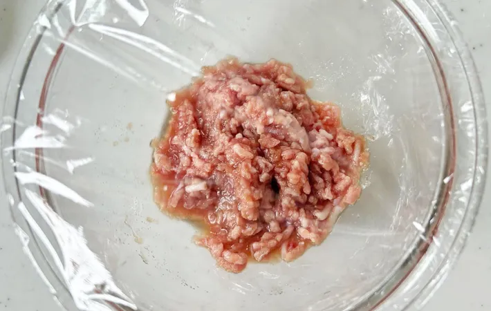 『ひき肉入り玉子焼き』を作る写真（撮影：エニママ）