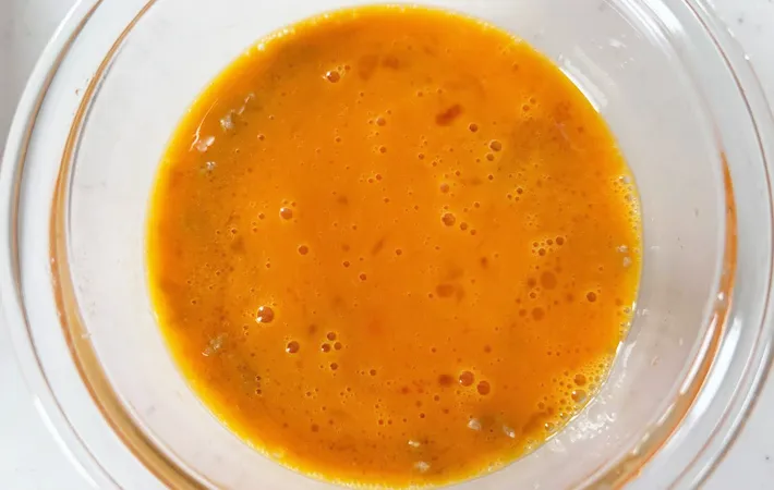 『ひき肉入り玉子焼き』を作る写真（撮影：エニママ）