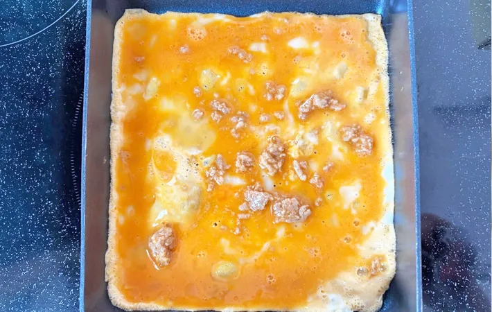 『ひき肉入り玉子焼き』を作る写真（撮影：エニママ）