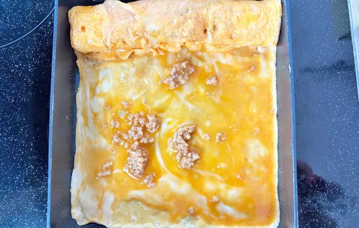 『ひき肉入り玉子焼き』を作る写真（撮影：エニママ）