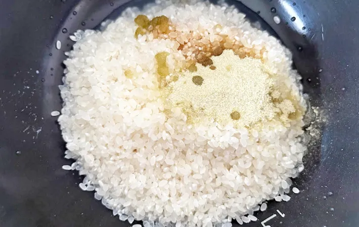 炊飯器に『茶飯』の材料を入れる写真（撮影：エニママ）
