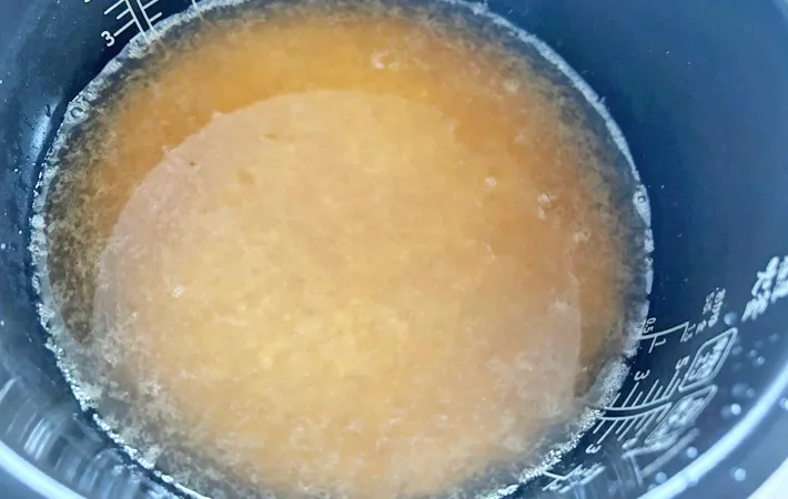 炊飯器にほうじ茶を入れる写真（撮影：エニママ）