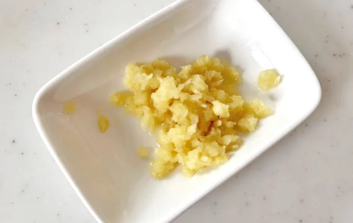 『山盛りしょうが！スープかけ焼きおにぎり』を作る写真（撮影：エニママ）